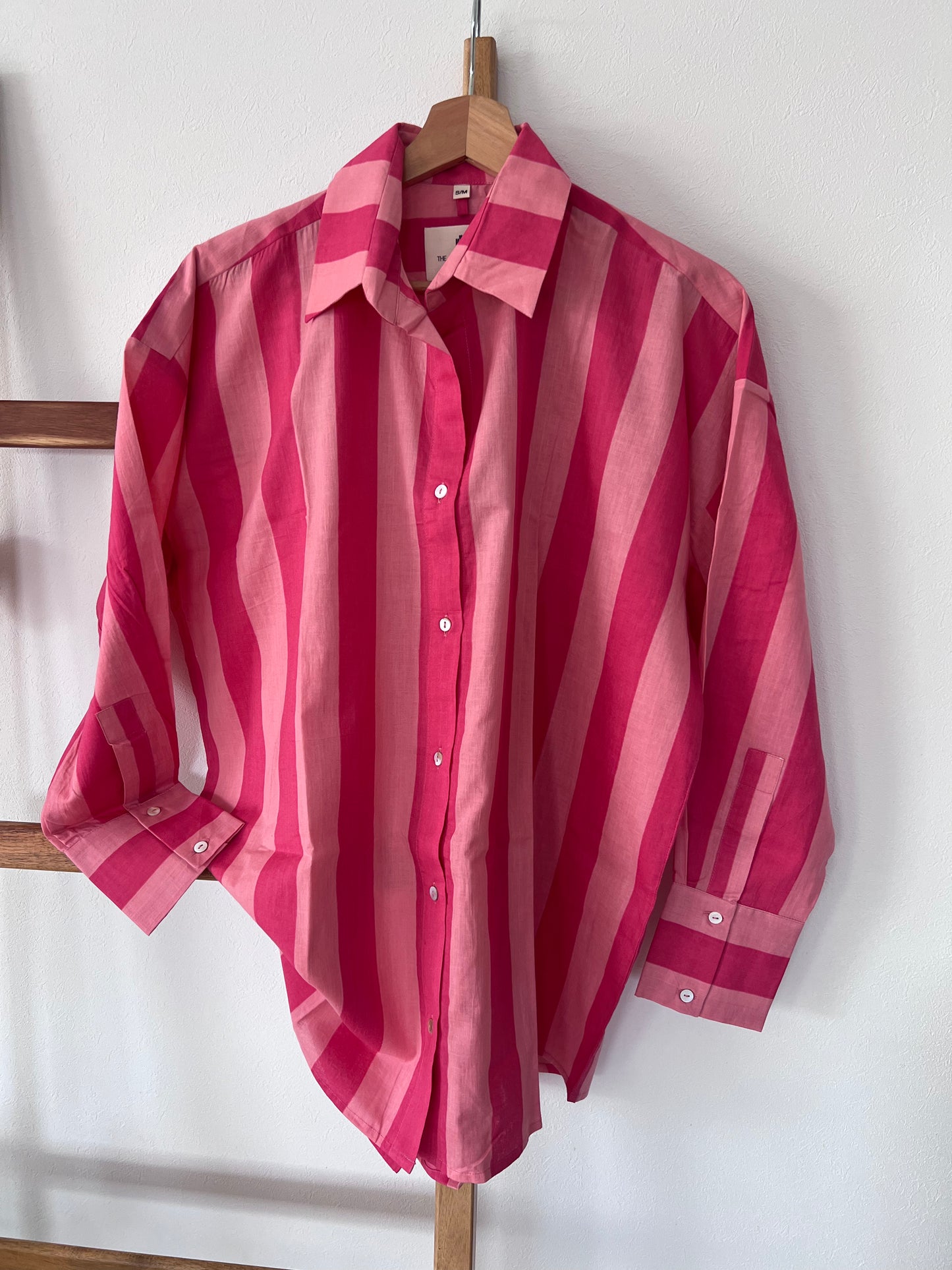 A oversized fit cotton shirt with collar and wide cuffs in broad pink stripes in two shades of pink