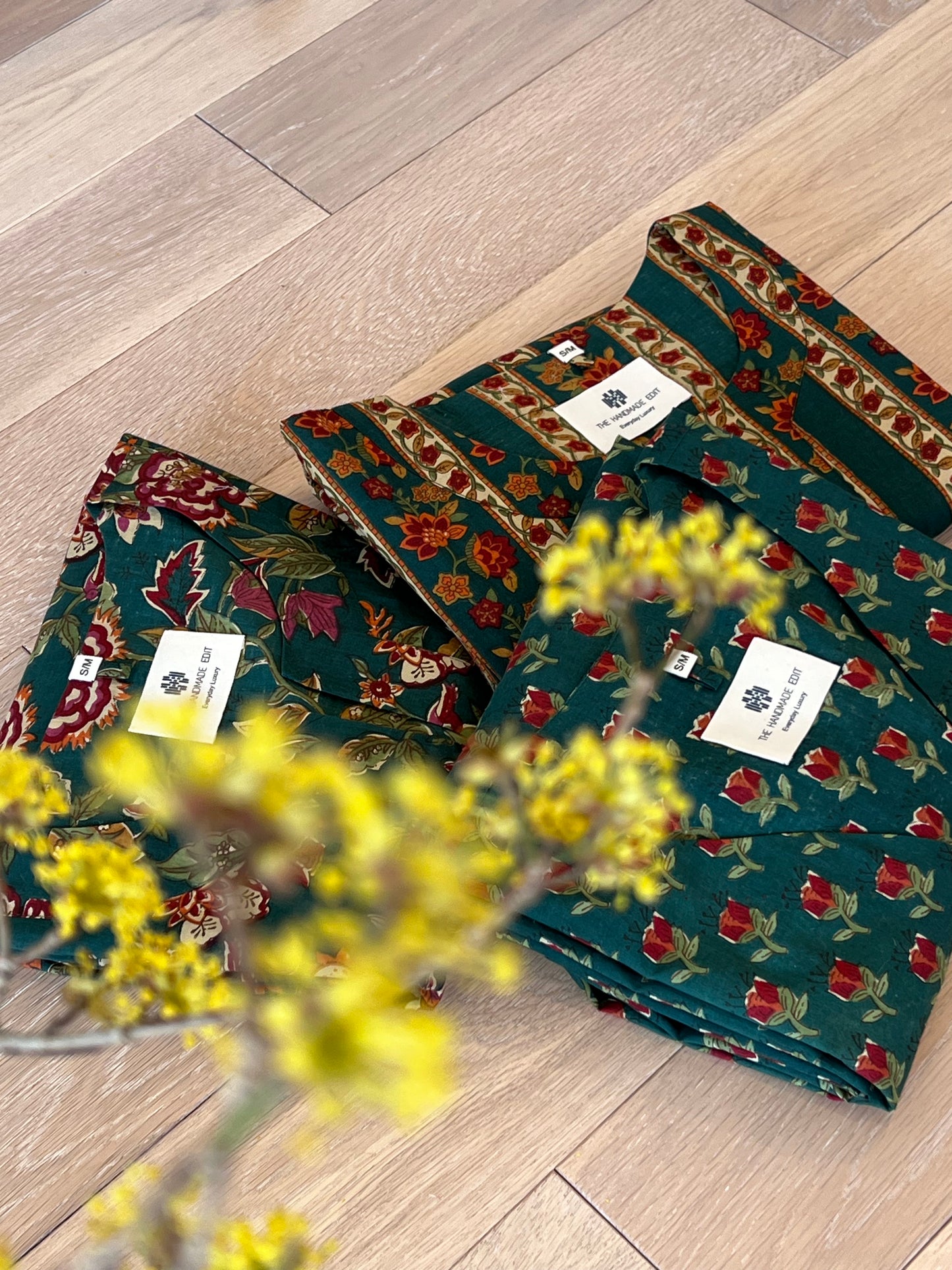 Easy day kaftan in a traditional small floral motifs print