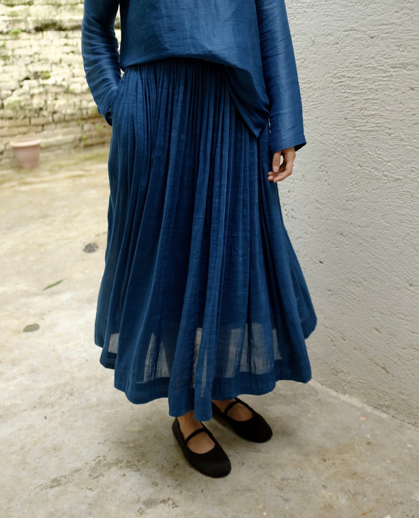Deep blue linen silk flare skit. Available in Japan.