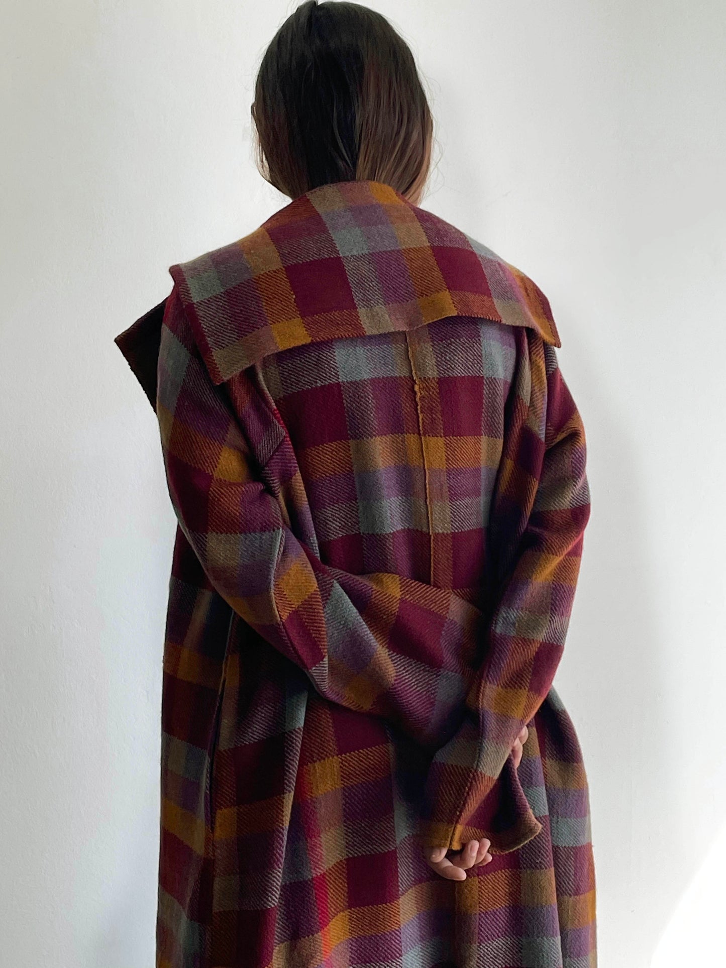 Handwoven soft merino wool long jacket in berry coloured checks. 肌寒い時期にぴったりのチェックのロングジャケットは、手織りのメリノウールで作られています