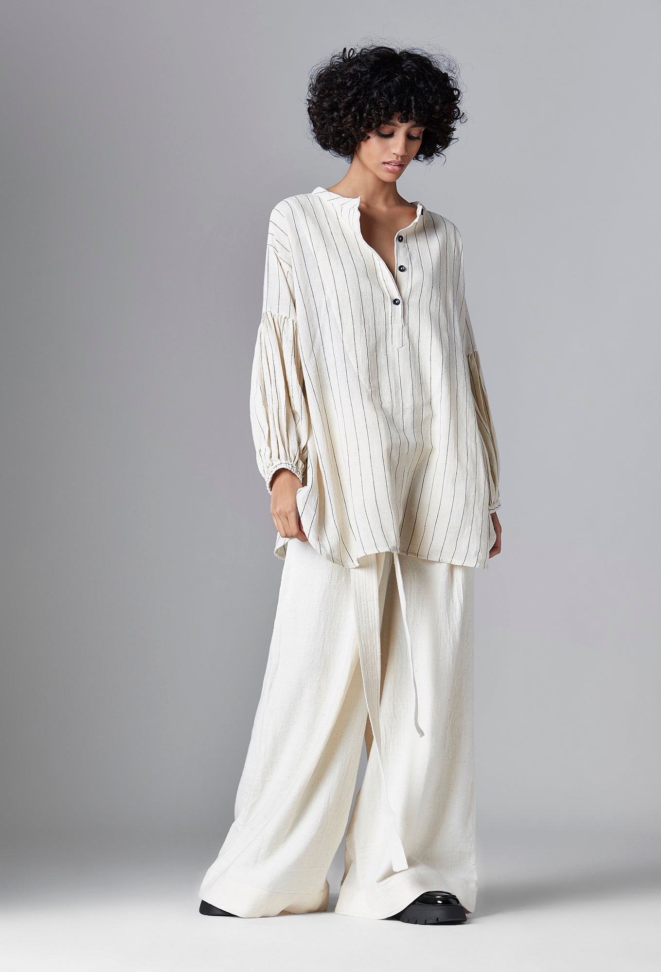 Off white cotton pleated wide pants with belt
