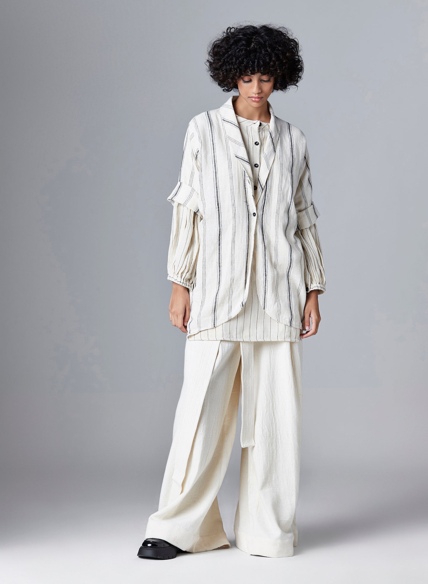 Off white cotton pleated wide pants with belt