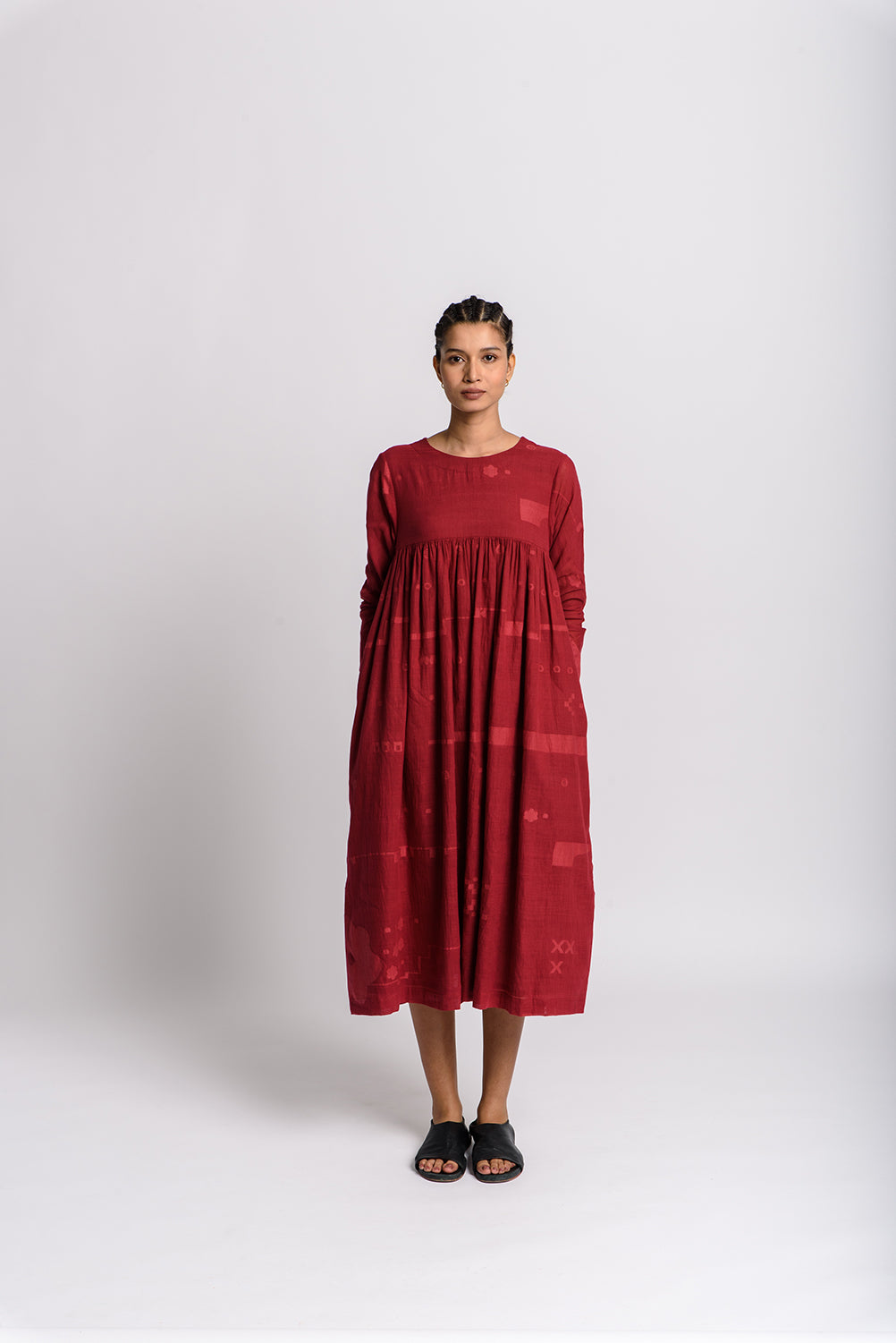 素朴な赤の現代的なドレス